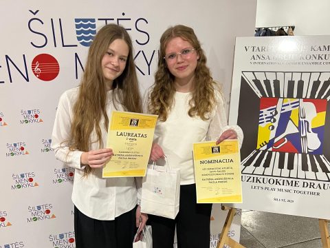attēlā pirmās vietas ieguvējas - Katrīna Andrušēvica un Paula Priede