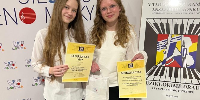 attēlā pirmās vietas ieguvējas - Katrīna Andrušēvica un Paula Priede