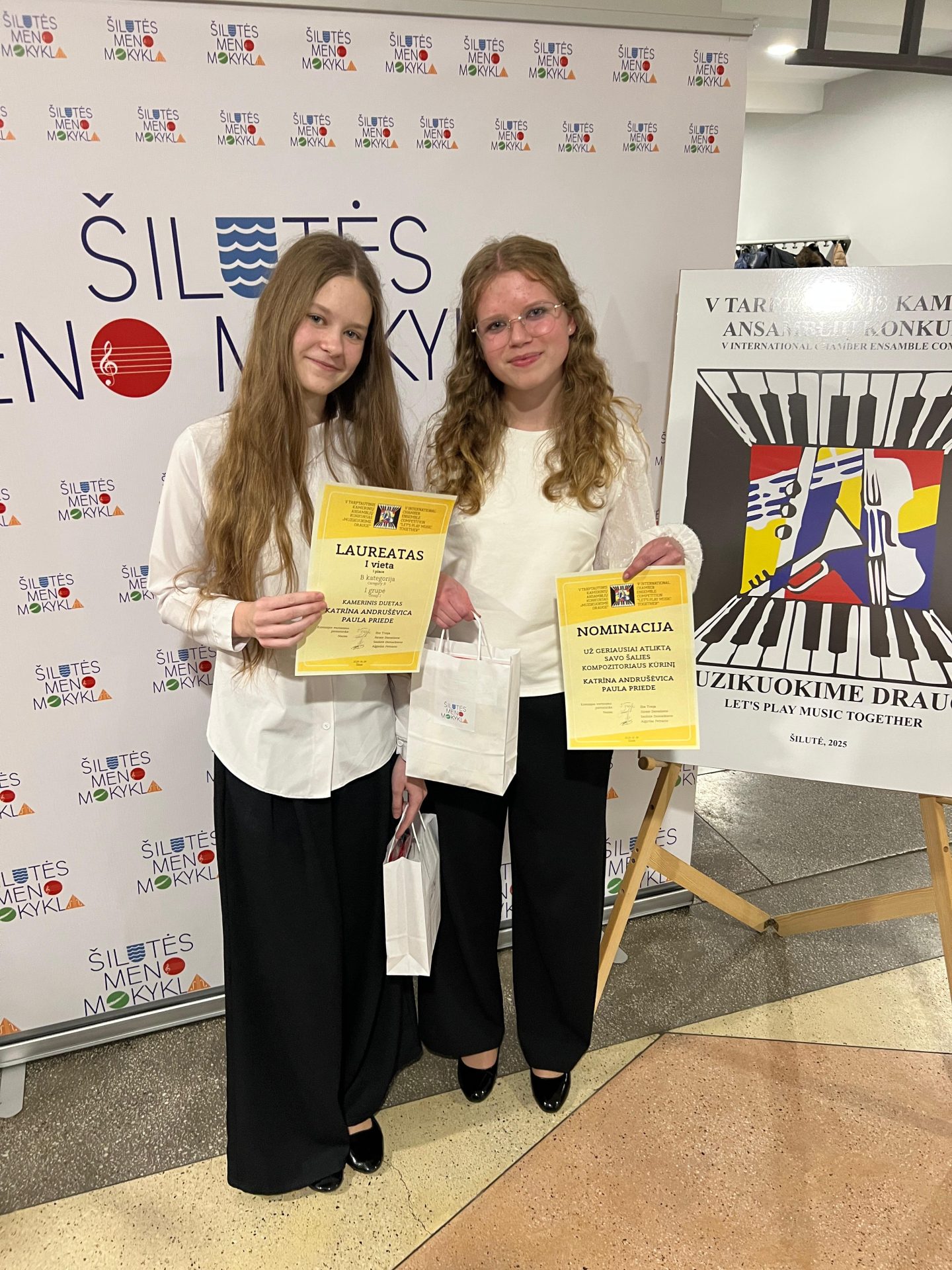 attēlā pirmās vietas ieguvējas - Katrīna Andrušēvica un Paula Priede