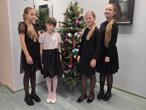 visas laureātes kopā pie eglītes