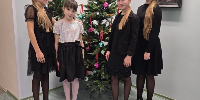 visas laureātes kopā pie eglītes