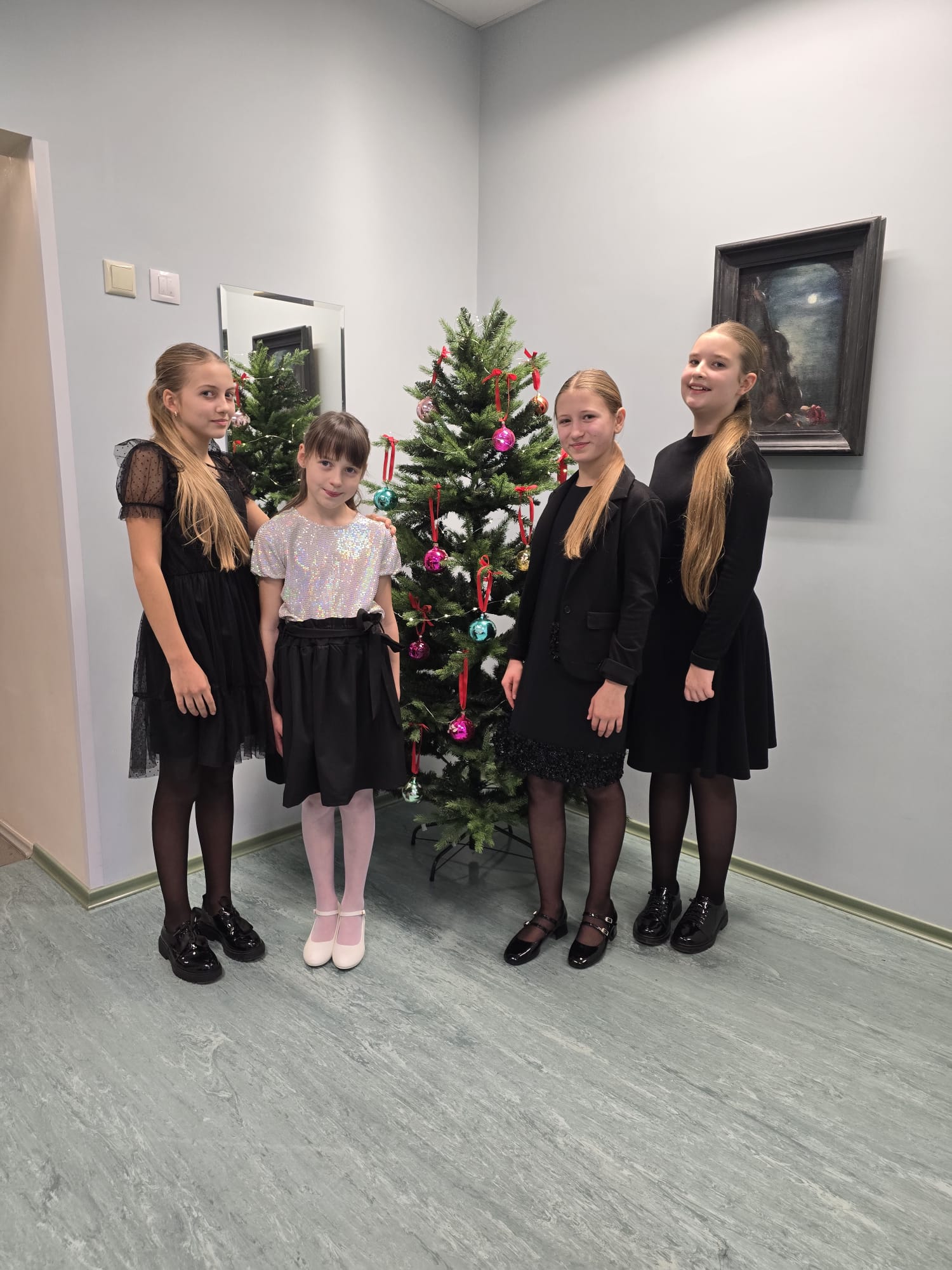 visas laureātes kopā pie eglītes