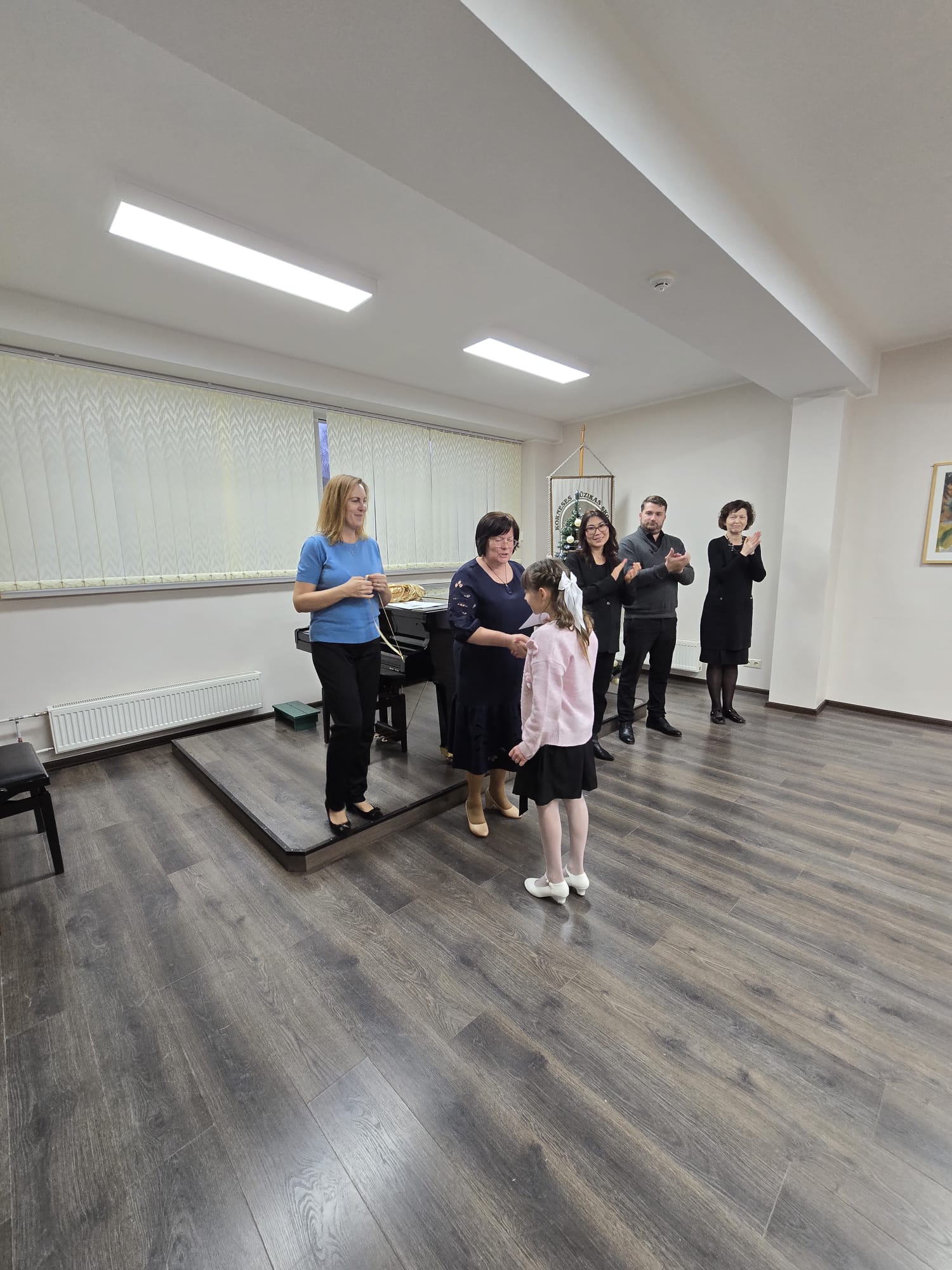 attēlā sveic Teodoru, paspiežot roku