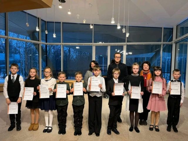 konkursa laureāti sastājušies rindā ar diplomiem rokā