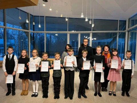 konkursa laureāti sastājušies rindā ar diplomiem rokā