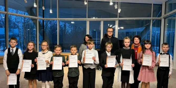 konkursa laureāti sastājušies rindā ar diplomiem rokā