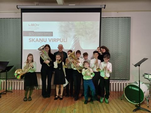 mūsu audzēkņu kopbilde metālpūšaminstrumentu spēles audzēkņu festivālā ''SKAŅU VIRPULĪ 2026'