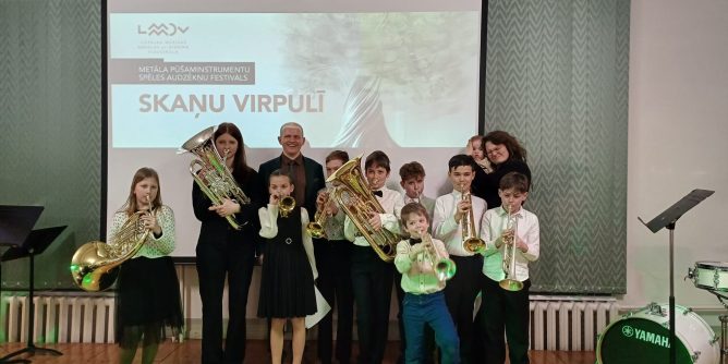 mūsu audzēkņu kopbilde metālpūšaminstrumentu spēles audzēkņu festivālā ''SKAŅU VIRPULĪ 2026'