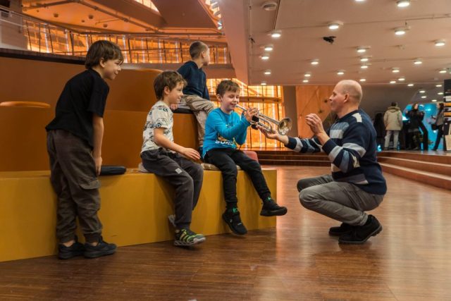 WhatsApp Image 2026-02-12 at 10.27.04 foajē pēdējie mēģinājumi mūsu pedagoga vadībā