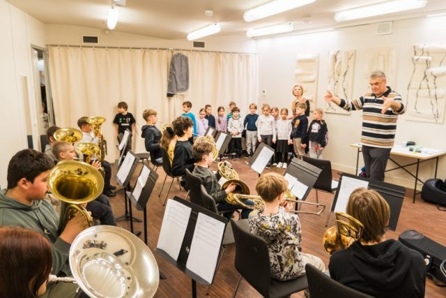 WhatsApp Image 2026-02-12 at 10.27.14 skats uz bērnu un jauniešu orķestri mēģinājuma telpā