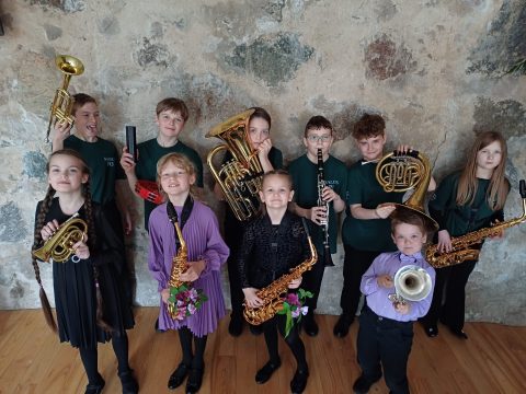 visu mūsu audzēkņu kopbilde ar instrumentiem