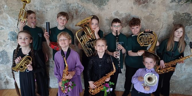 visu mūsu audzēkņu kopbilde ar instrumentiem