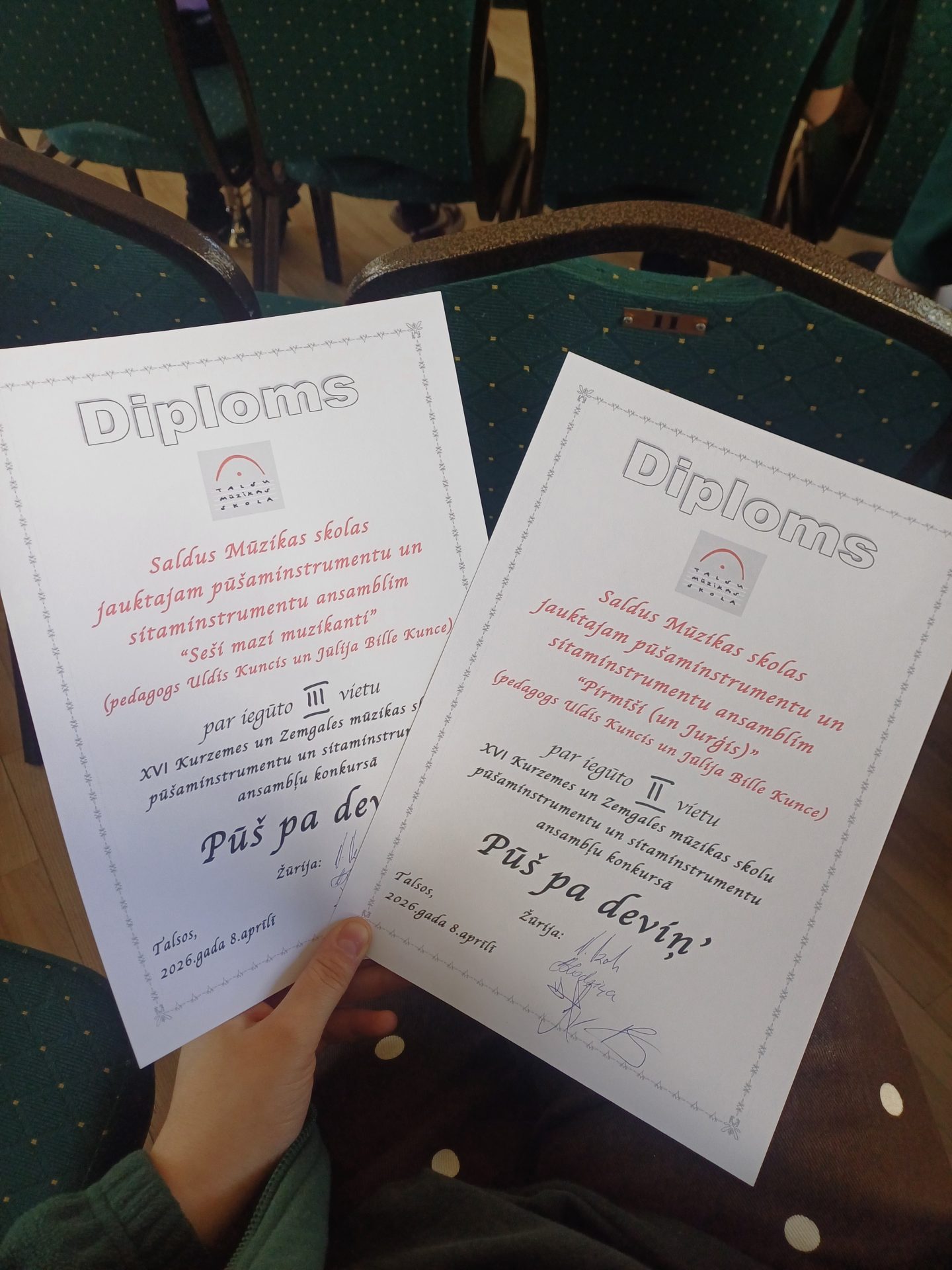 abi iegūtie diplomi tuvplānā