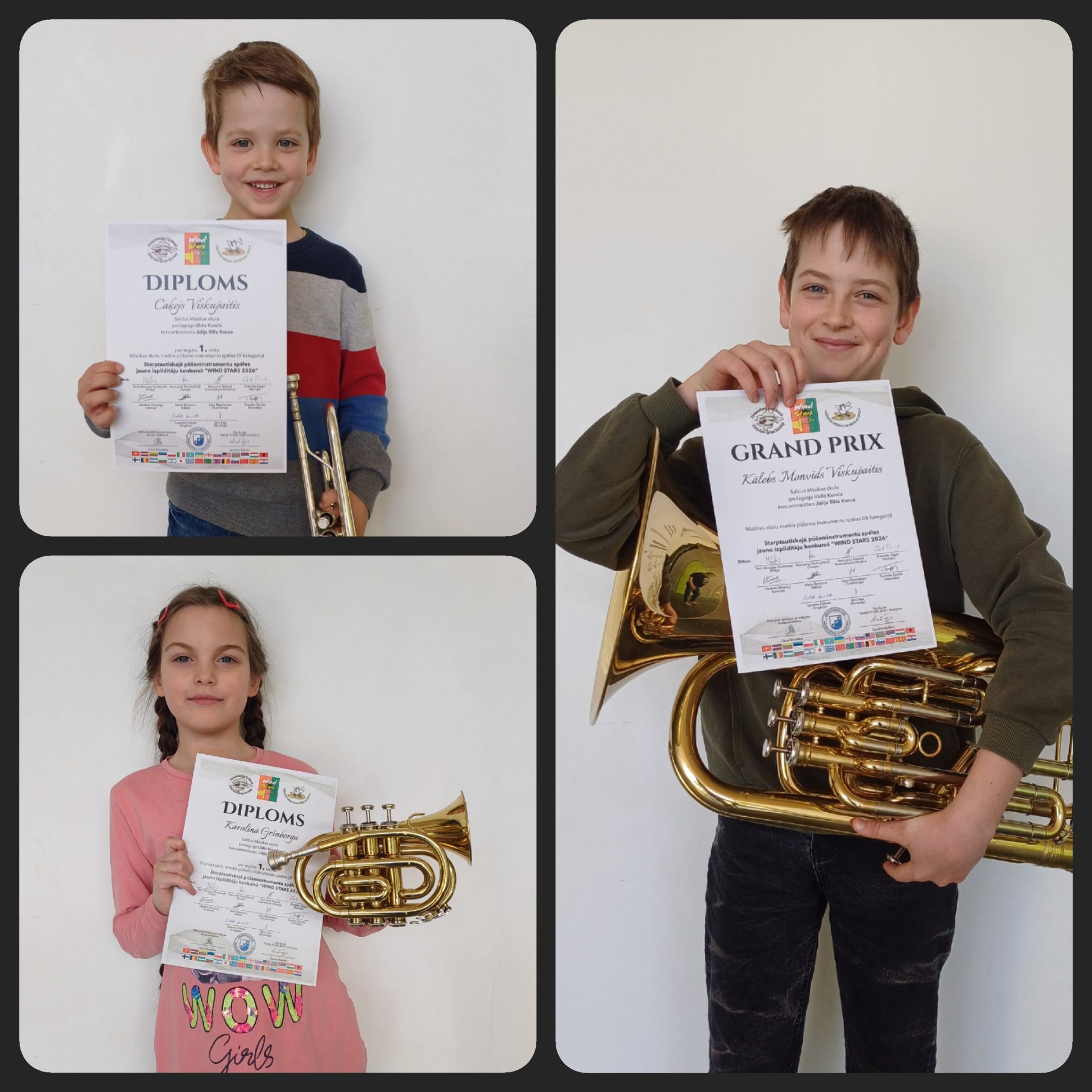 trīs mūsu audzēkņi. Rokās tur savu mūzikas instrumentu un diplomus.