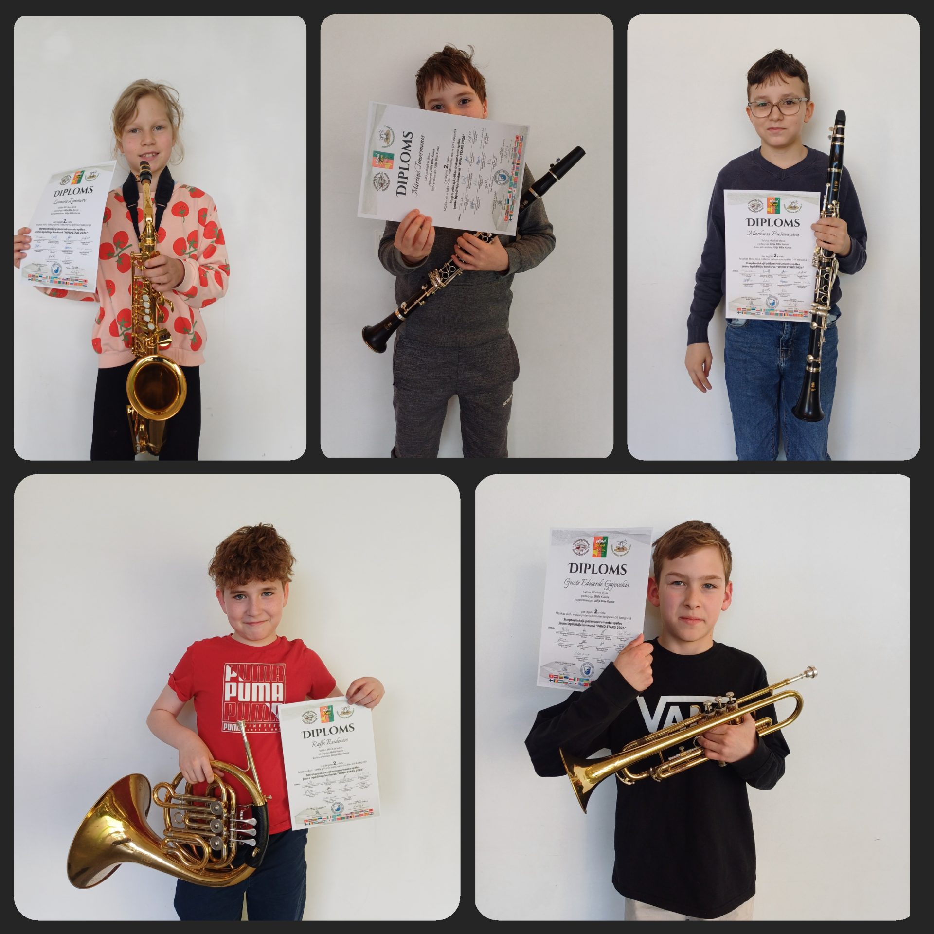 pieci mūsu audzēkņi. Rokās tur savu mūzikas instrumentu un diplomus.